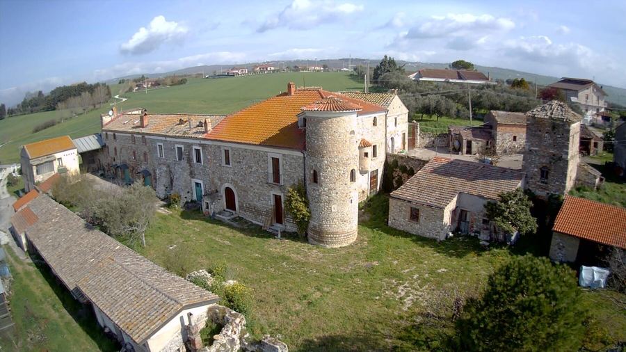 Vista aerea della masseria con la corte e la campagna
