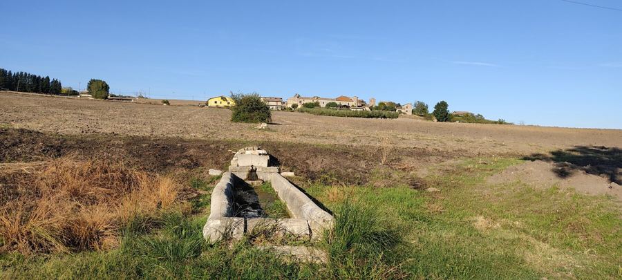 L'antico fontanile in pietra nei campi