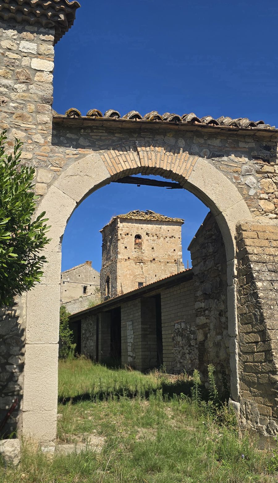 L'arco in pietra della porta della fata