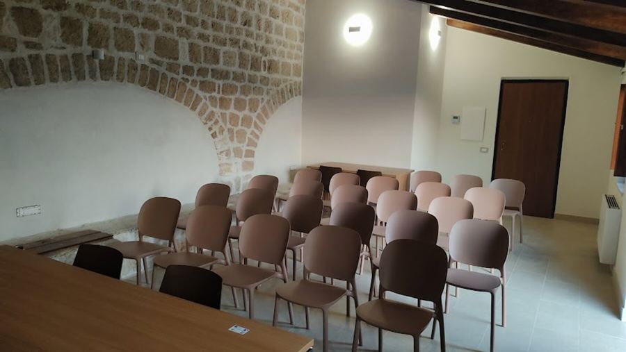 Le antiche stalle restaurate, con muri in pietra ad arco