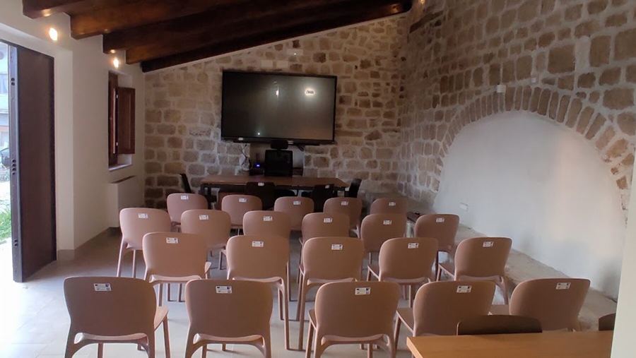 L'interno delle stalle restaurate, con archi in pietra e travi in legno