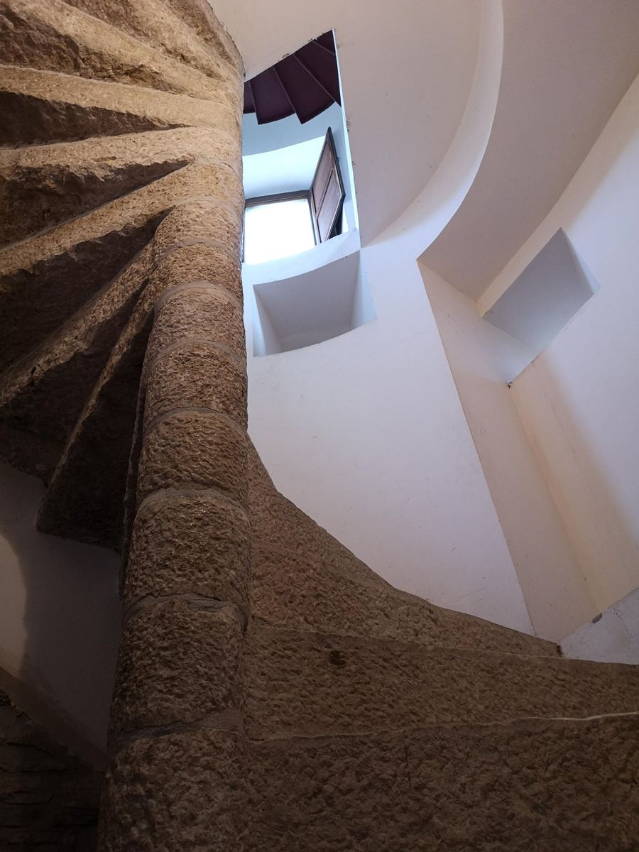La scala a chiocciola in pietra dentro la torre