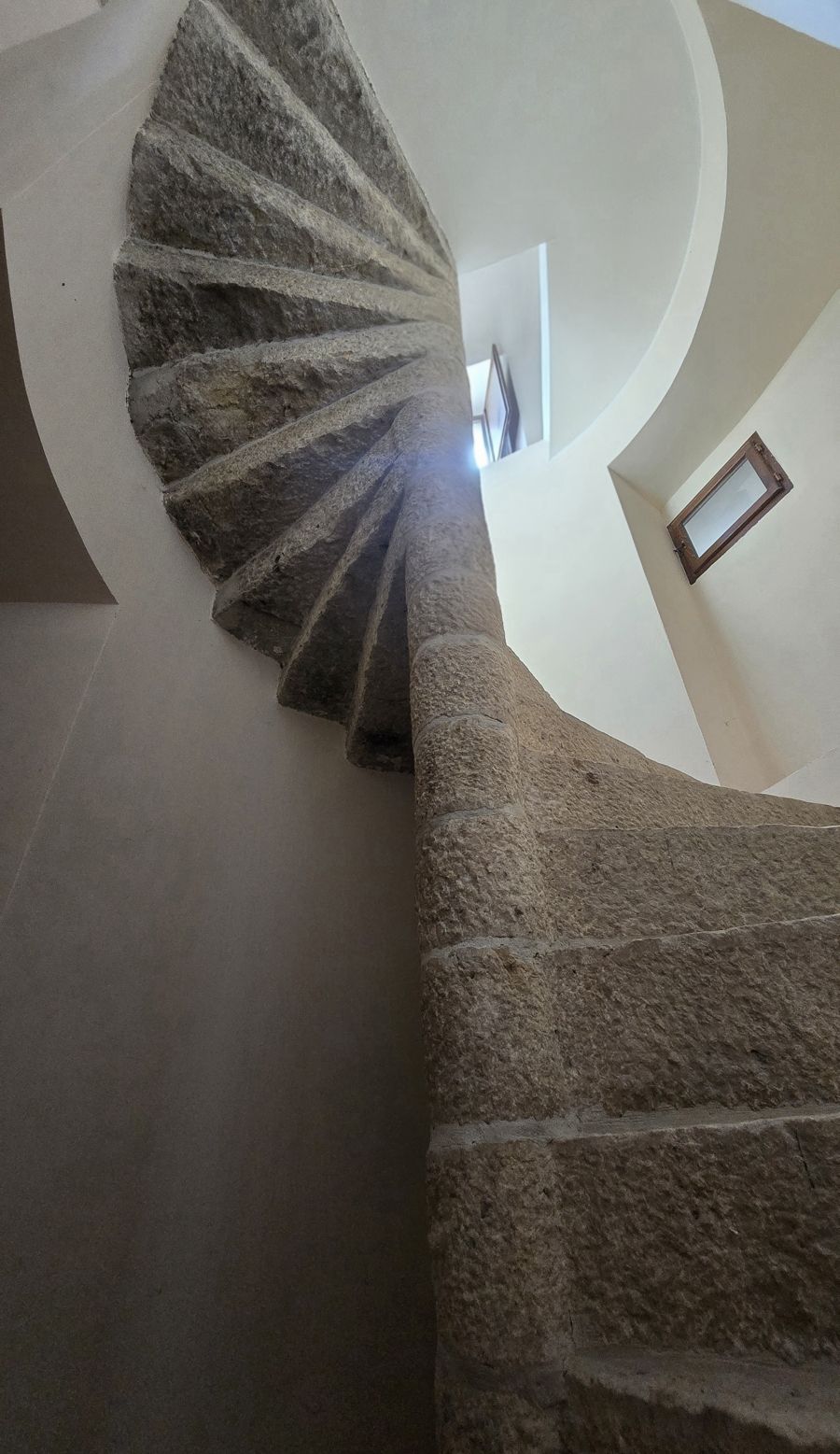 La scala a chiocciola in pietra della torre