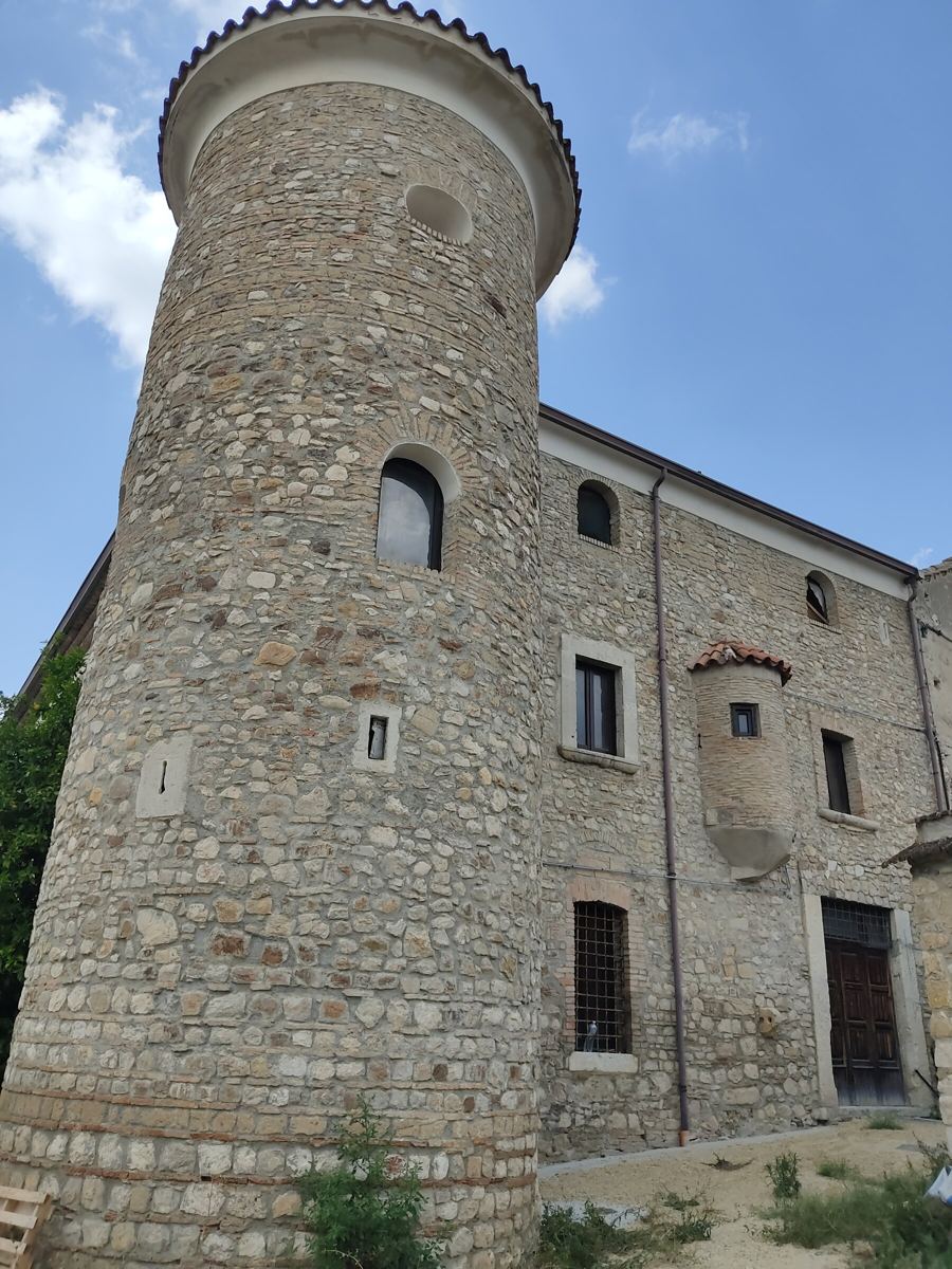 La torre cilindrica in pietra della Masseria Cardoni